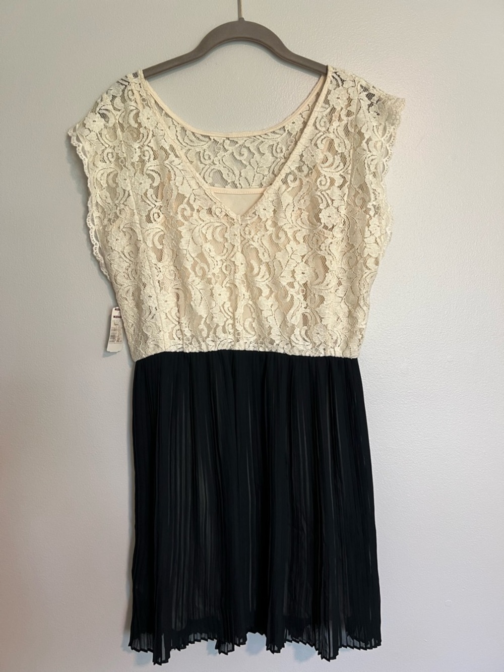 Kohl's Cream Lace Top with Black Pleated Skirt